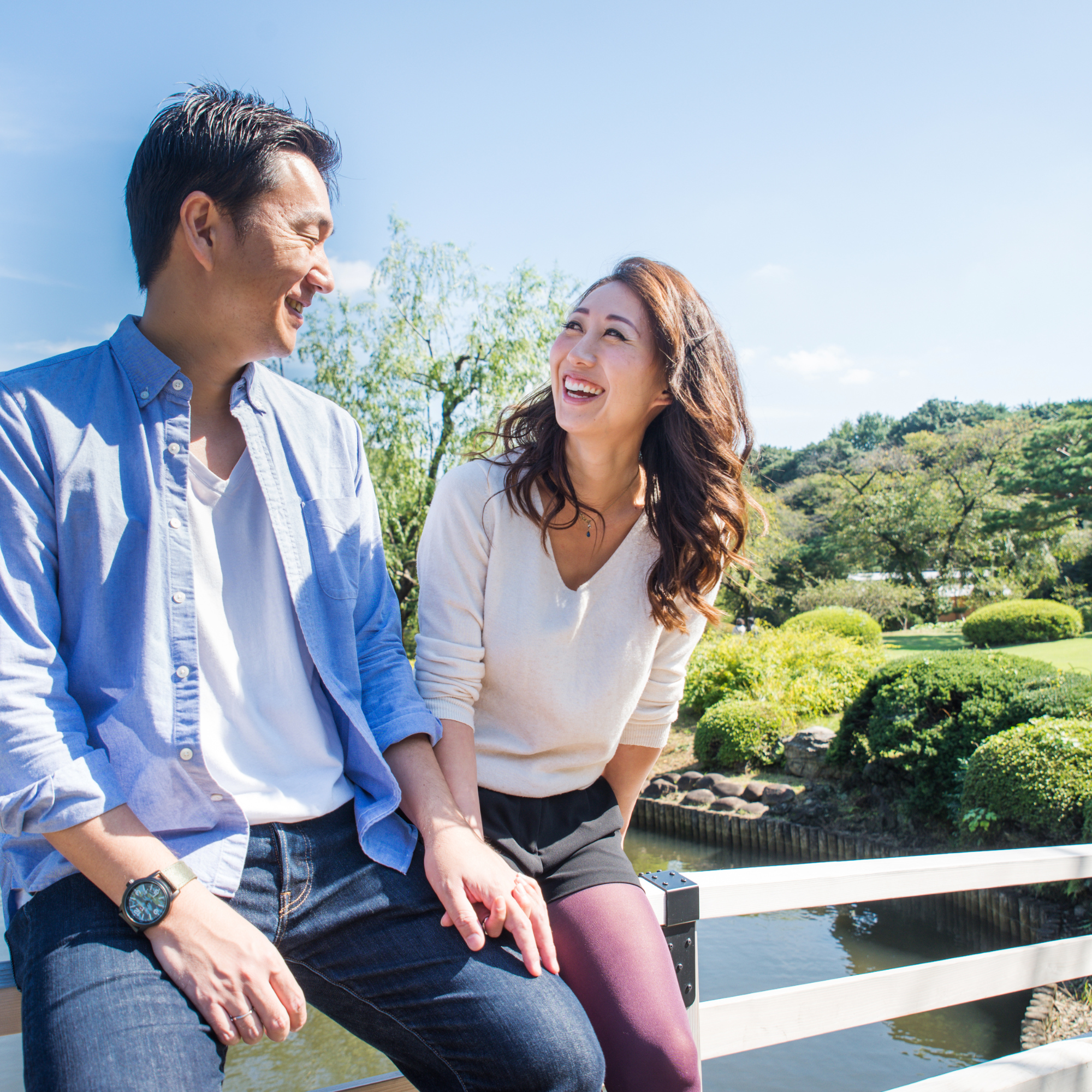 自然の中で語らう日本人カップル